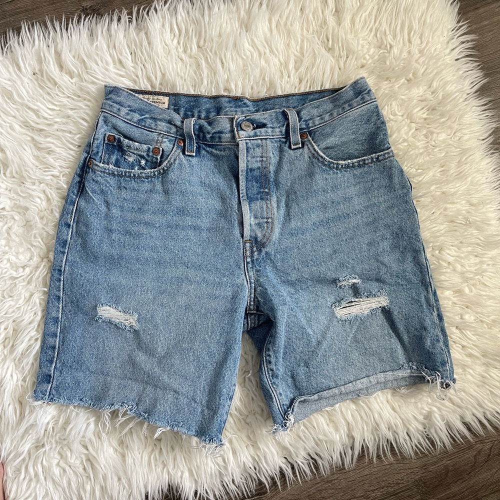 Levi’s mid thigh 501 shorts